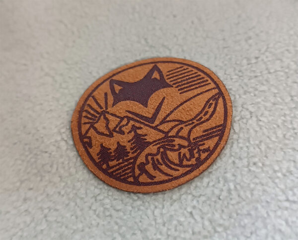 zoom sur écusson suédine vanlife sur sweat polaire 100% recyclé