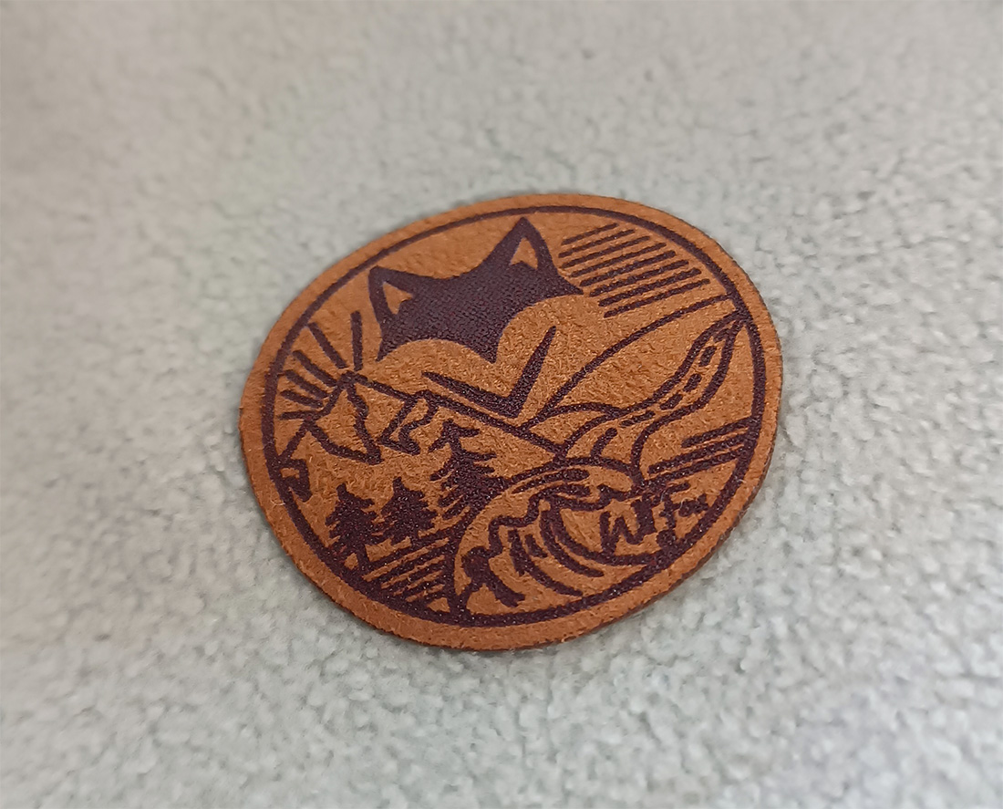 zoom sur écusson suédine vanlife sur sweat polaire 100% recyclé