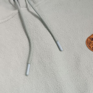 gros plan sur sweat polaire 100% recyclé