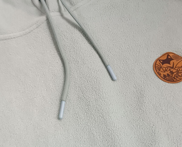 gros plan sur sweat polaire 100% recyclé