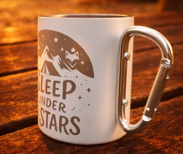Tasse en inox recyclé en condition road trip van life de couleur blanche avec motif bivouax sous les étoiles fox poignée mousqueton