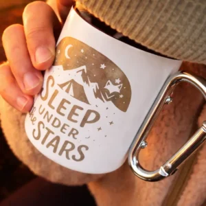 main tenant une tasse en inox recyclé avec motif van life