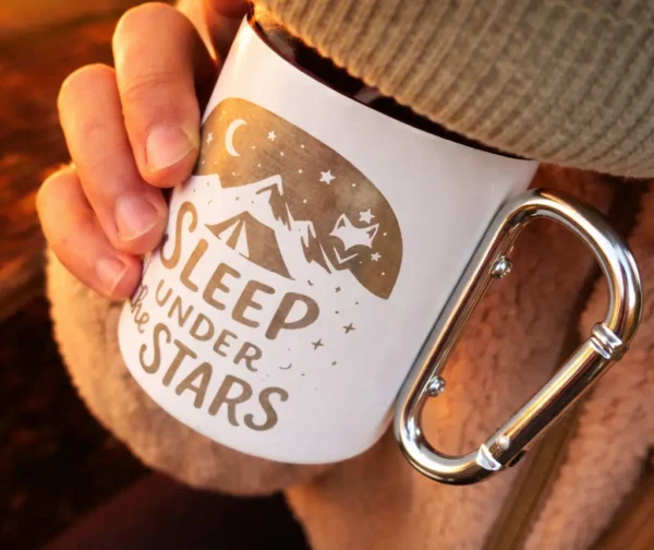 main tenant une tasse en inox recyclé avec motif van life
