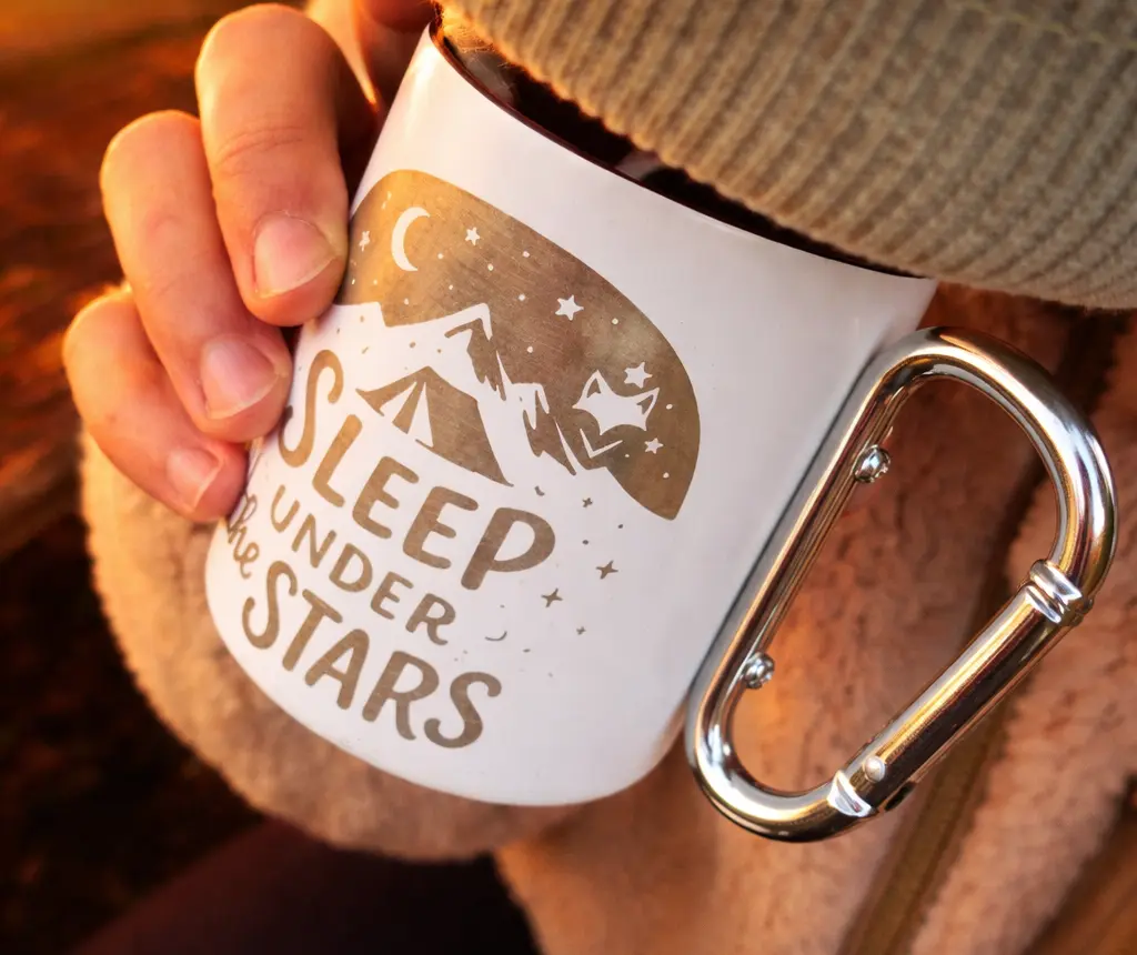 main tenant une tasse en inox recyclé avec motif van life