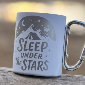 gros plan sur notre mug vanlife sur plan en bois avec mousqueton