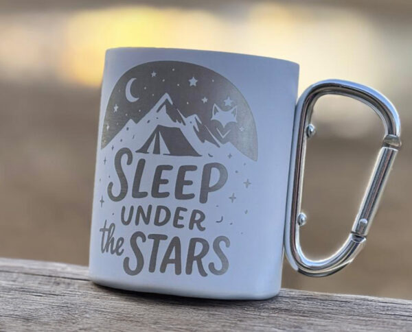 gros plan sur notre mug vanlife sur plan en bois avec mousqueton