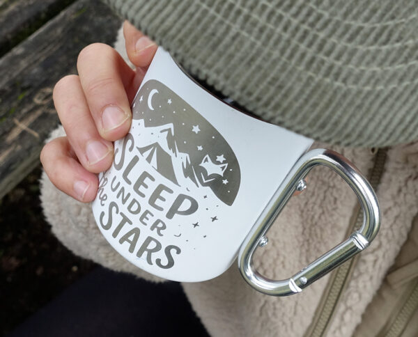 gros plan sur notre mug vanlife en situation avec mousqueton