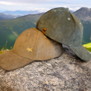 Casquette en velours côtelé en situation face à une montagne