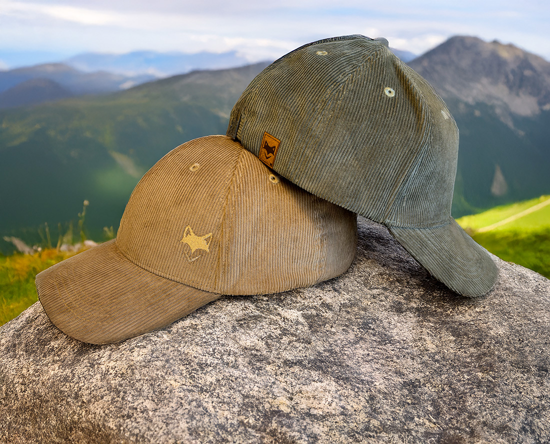 Casquette en velours côtelé en situation face à une montagne