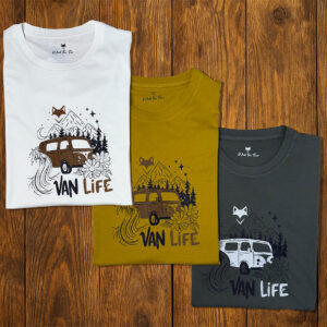 Collection de t-shirts vanlife pliés aux couleurs naturelles, gamme écoresponsable