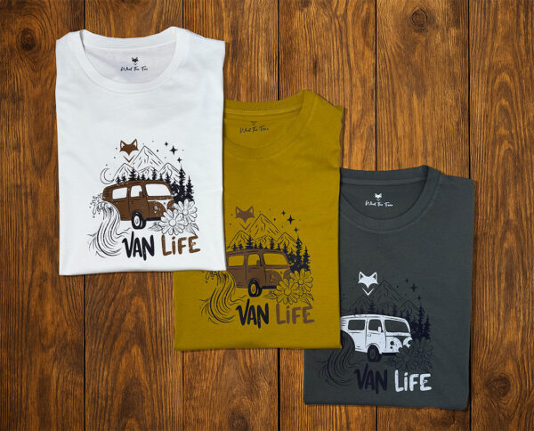Collection de t-shirts vanlife pliés aux couleurs naturelles, gamme écoresponsable