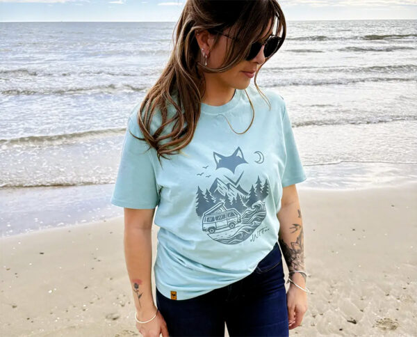 Femme en t-shirt bleu clair au bord de la mer, lifestyle écoresponsable