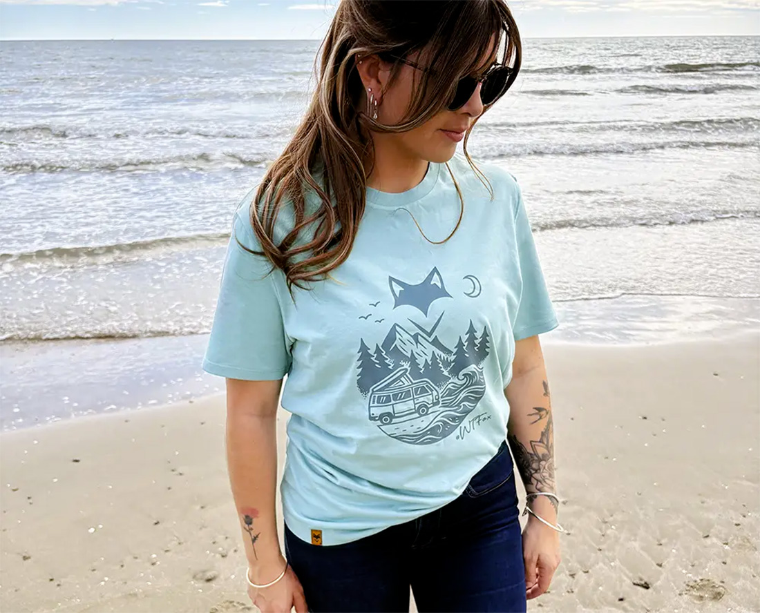 Femme en t-shirt bleu clair au bord de la mer, lifestyle écoresponsable