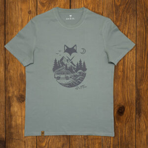T-shirt couleur rivière alpine illustré présenté à plat, mode outdoor durable