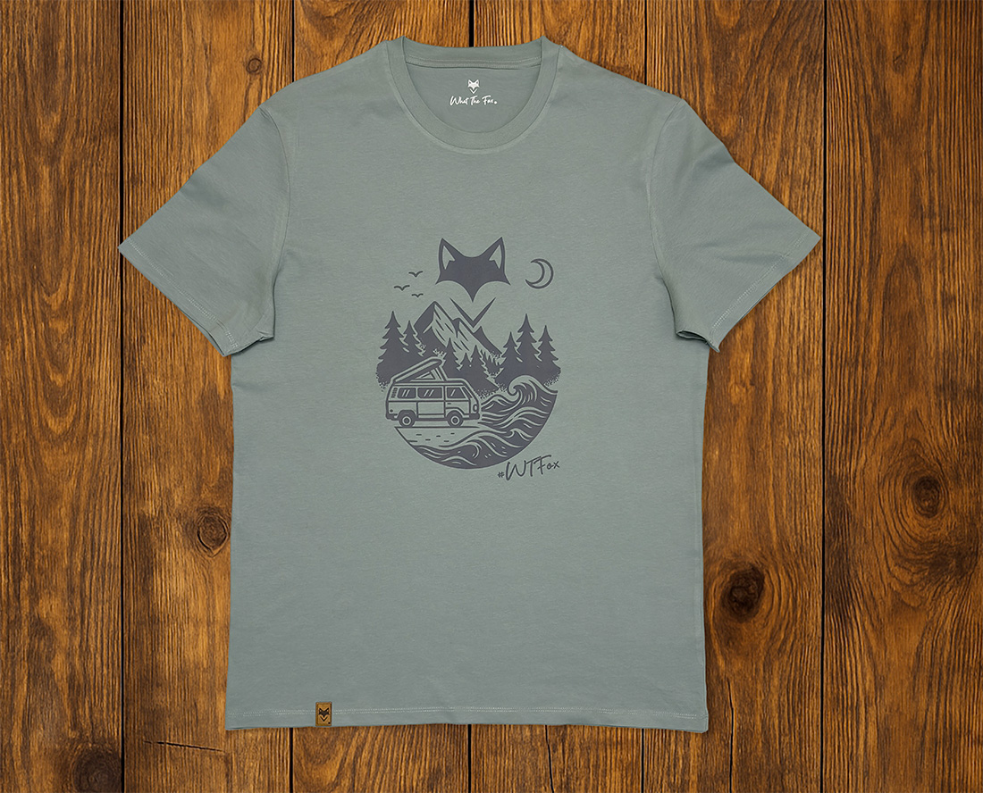 T-shirt couleur rivière alpine illustré présenté à plat, mode outdoor durable