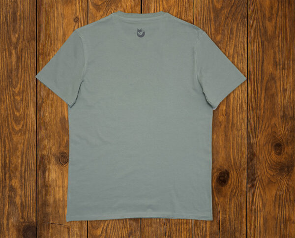 T-shirt rivoère alpine présenté à plat sur fond bois, vêtement outdoor