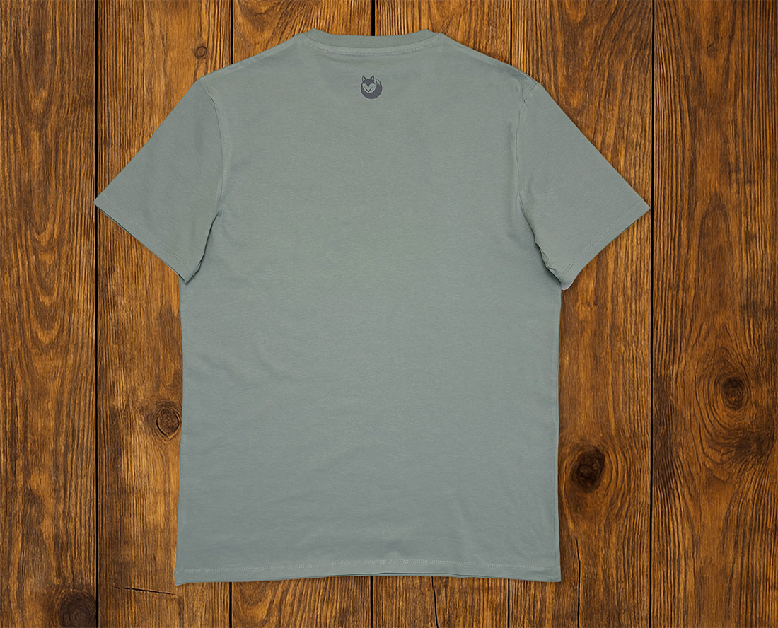 T-shirt rivoère alpine présenté à plat sur fond bois, vêtement outdoor