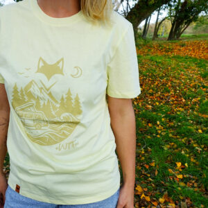 Femme portant un t-shirt jaune clair en pleine nature, esprit slow life