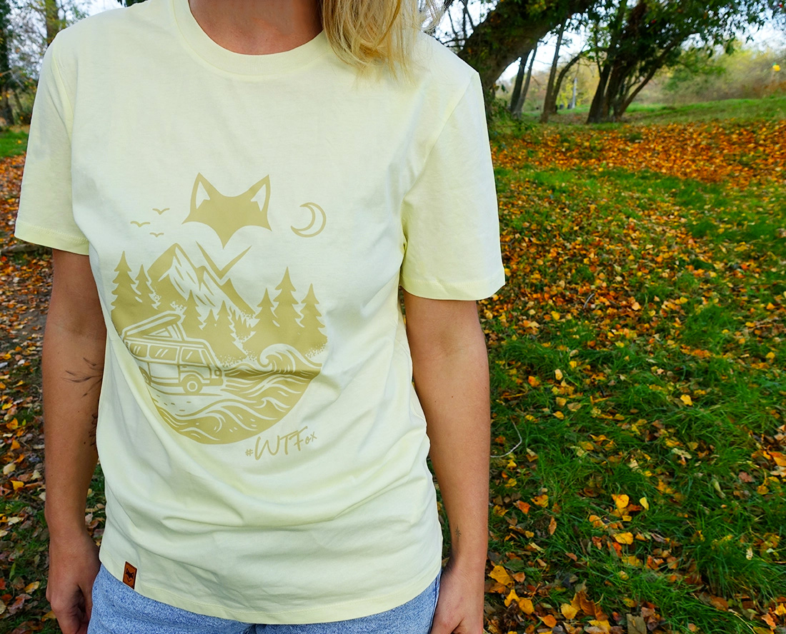 Femme portant un t-shirt jaune clair en pleine nature, esprit slow life