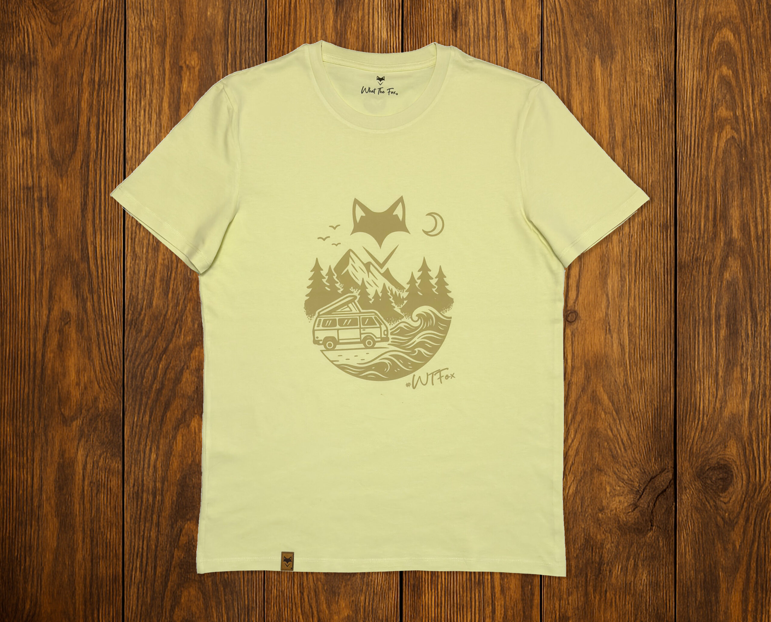 T-shirt en coton bio aube pale illustré présenté à plat, vêtement lifestyle durable