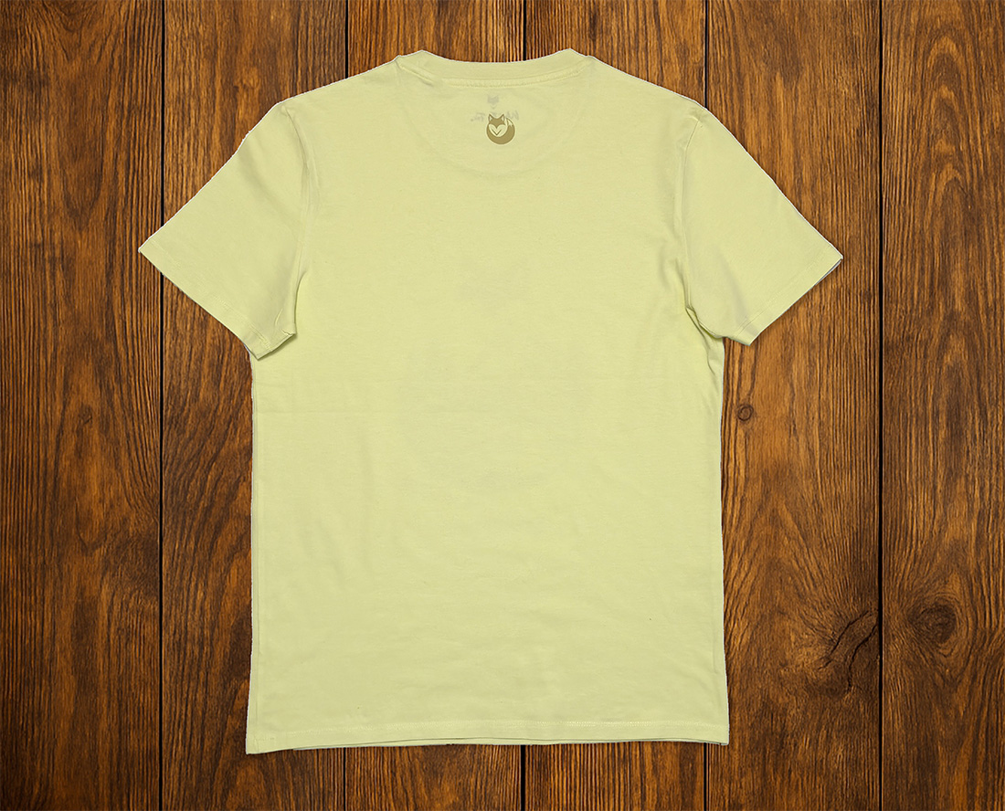T-shirt jaune pale présenté à plat, basique outdoor écoresponsable