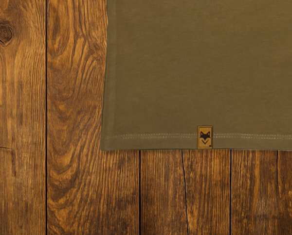 Gros plan sur tissu marron avec étiquette, textile écoresponsable