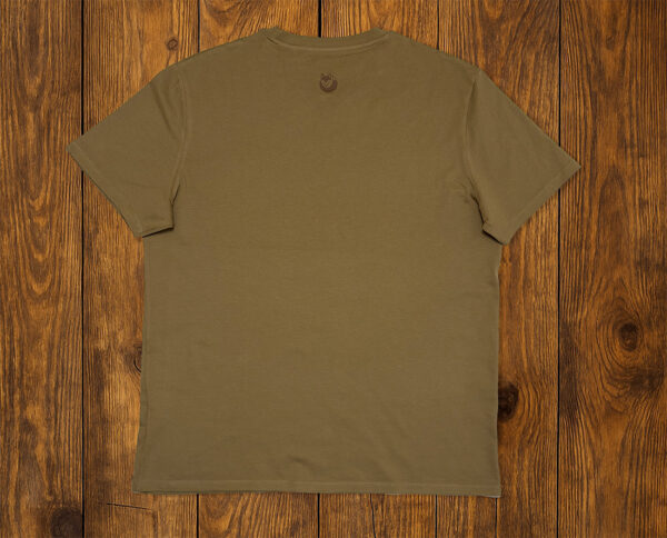 T-shirt marron présenté à plat sur fond bois, vêtement outdoor responsable