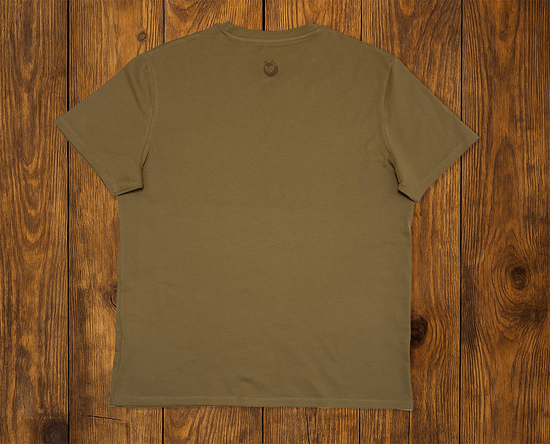 T-shirt marron présenté à plat sur fond bois, vêtement outdoor responsable