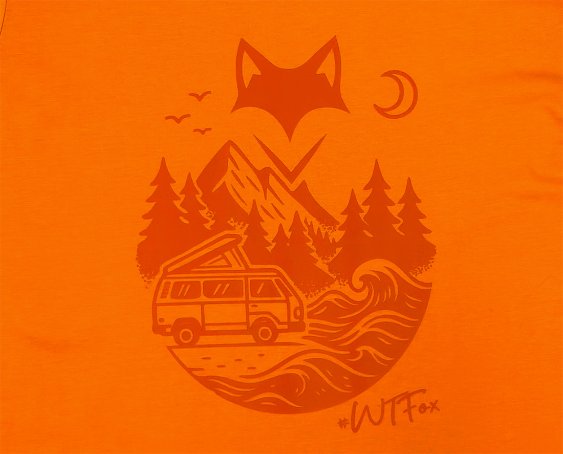 Illustration renard et van imprimée sur t-shirt orange en ton sur ton, univers vanlife