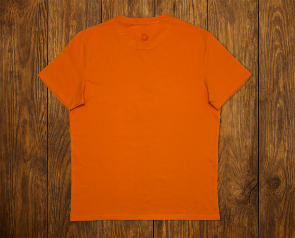 T-shirt orange présenté à plat sur fond bois, vêtement écoresponsable
