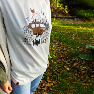 Femme portant un t-shirt blanc vanlife en forêt, connexion à la nature