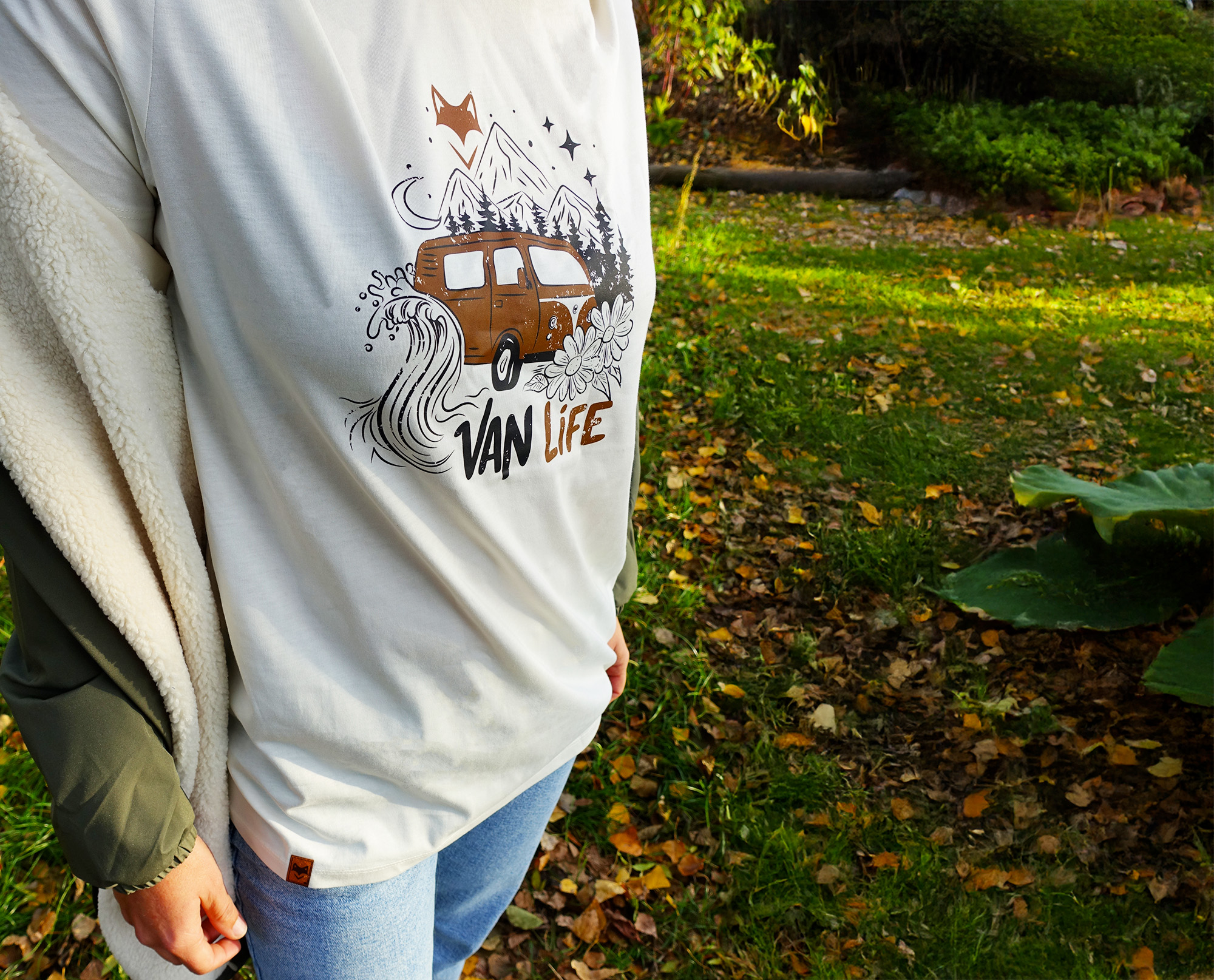 Femme portant un t-shirt blanc vanlife en forêt, connexion à la nature