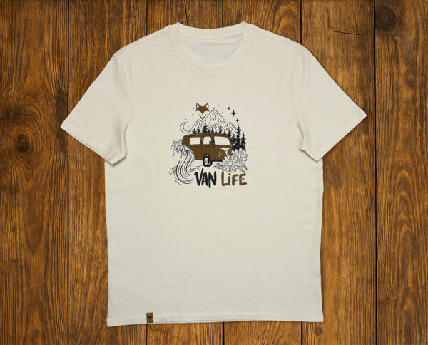 T-shirt blanc illustré présenté à plat, vêtement lifestyle outdoor