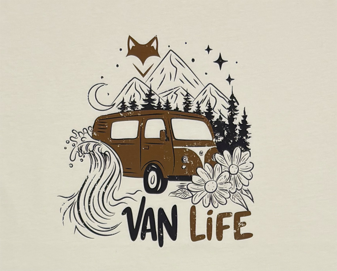 Illustration vanlife avec renard et van imprimée sur T-shirt en coton bio