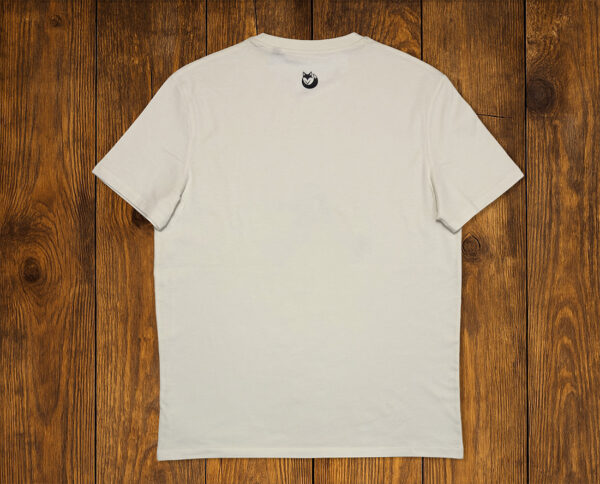 T-shirt blanc uni présenté à plat sur fond bois, basique écoresponsable