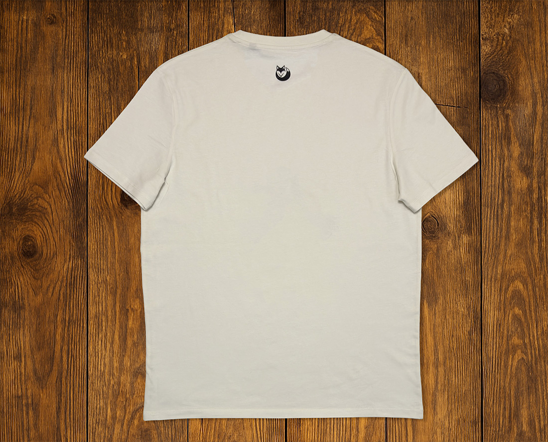 T-shirt blanc uni présenté à plat sur fond bois, basique écoresponsable