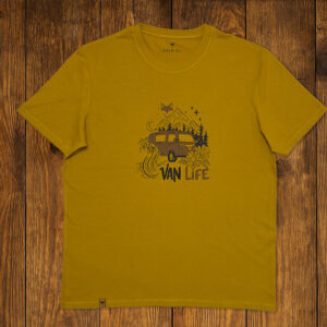 T-shirt jaune vanlife présenté à plat sur fond bois, vêtement outdoor durable