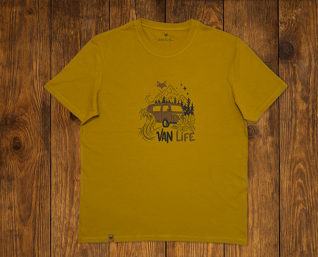 T-shirt jaune vanlife présenté à plat sur fond bois, vêtement outdoor durable