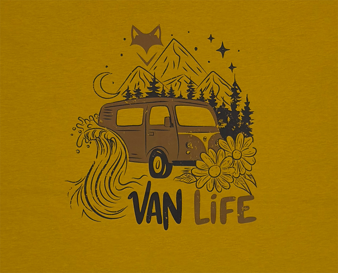 Illustration vanlife avec van et montagnes imprimée en jaune moutarde, esprit road trip