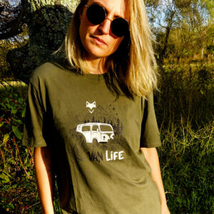 Femme souriante portant un t-shirt vanlife en extérieur, style casual nature