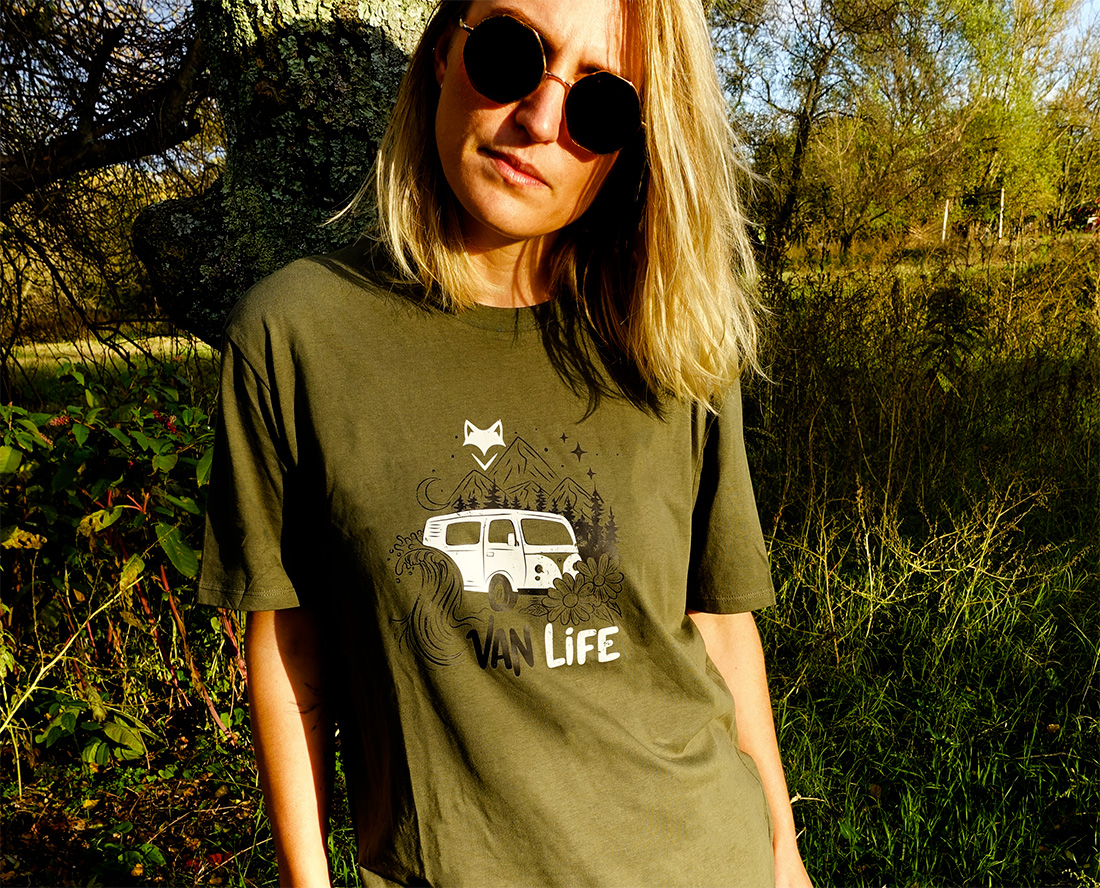 Femme souriante portant un t-shirt vanlife en extérieur, style casual nature