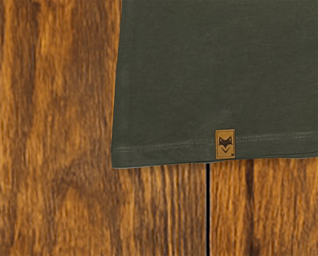 Gros plan sur tissu vert foncé avec étiquette, textile durable