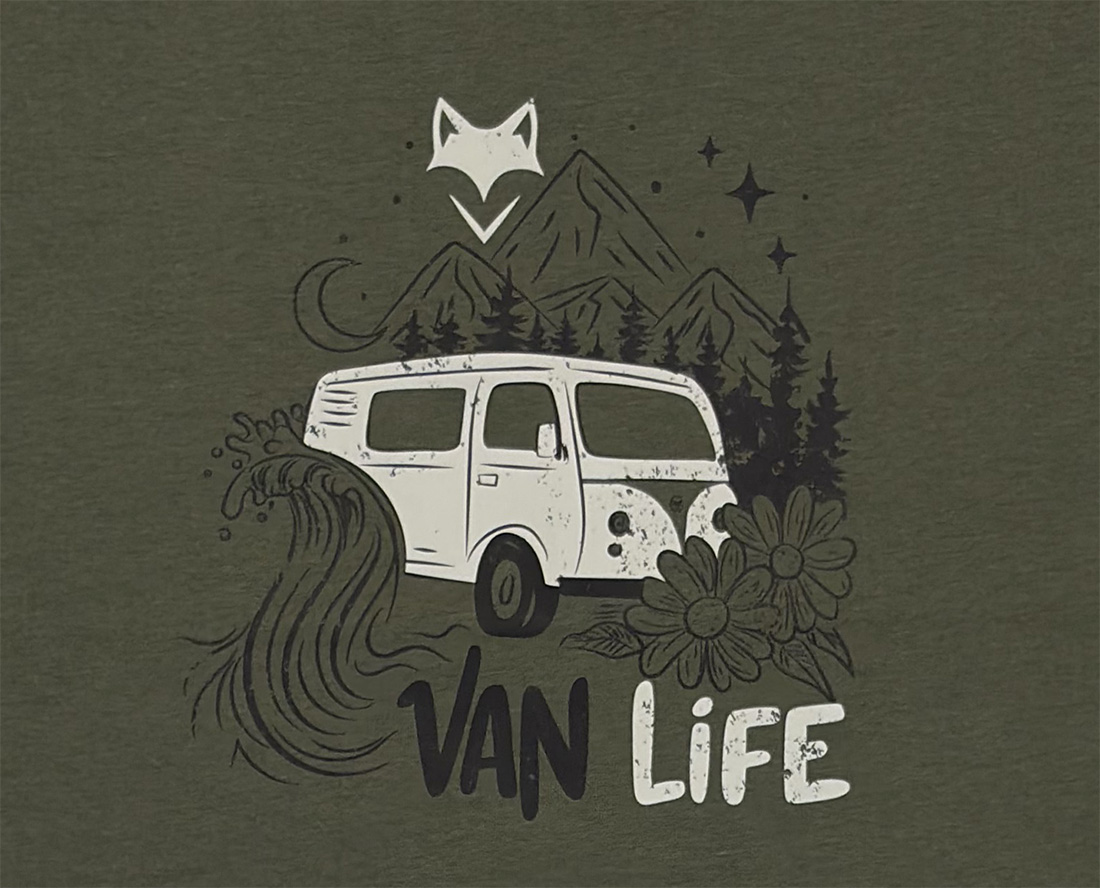 Illustration van et forêt imprimée sur t-shirt vert foncé, aventure responsable