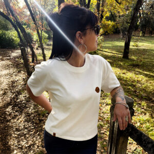 T-shirt vanlife vegan en coton biologique porté en foret