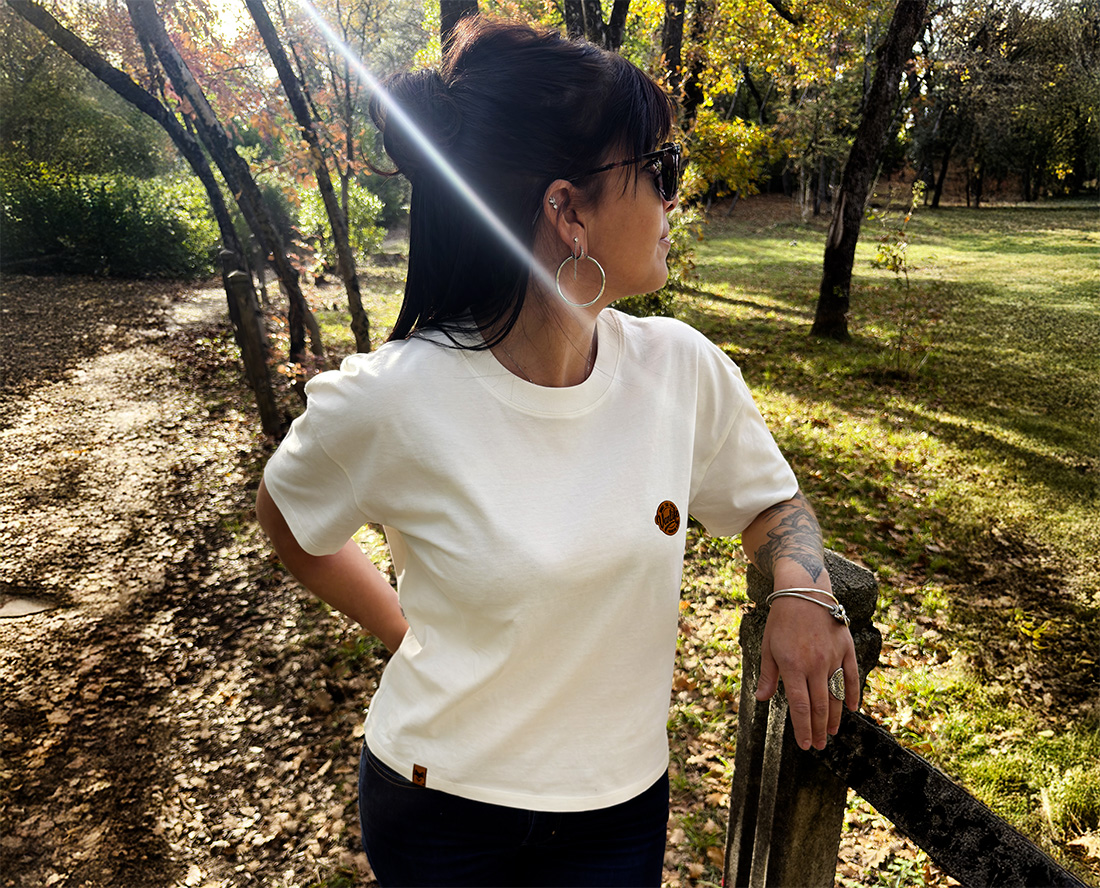 T-shirt vanlife vegan en coton biologique porté en foret