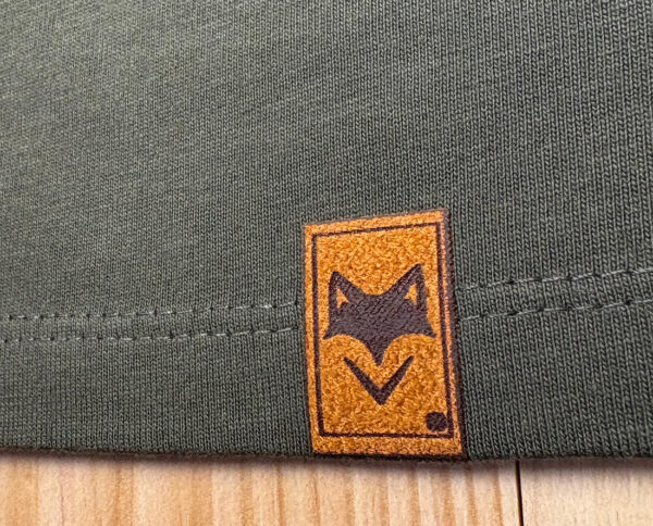 Zoom sur l'écusson en suedine avec le logo de what the fox