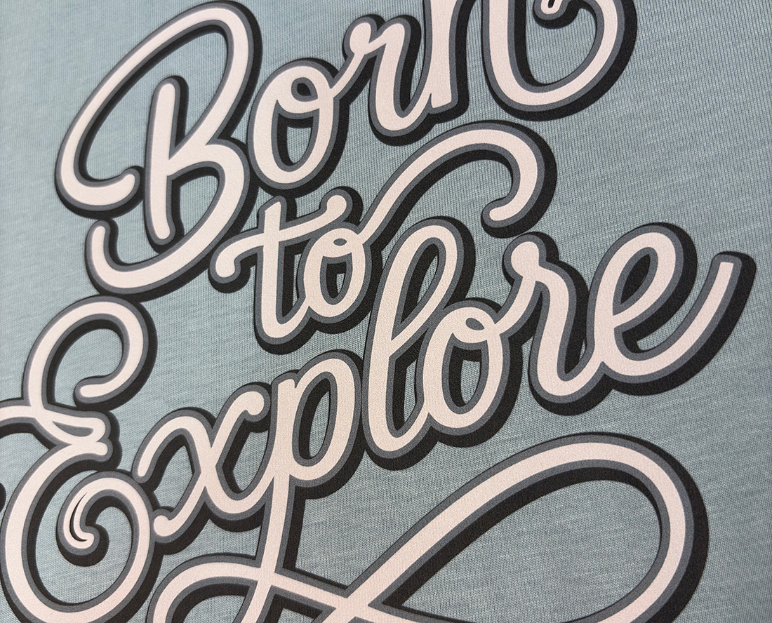 Zoom sur le visuel de notre t-shirt oversize court en couleur riviere alpine idéal pour les amoureuses de la vanlife