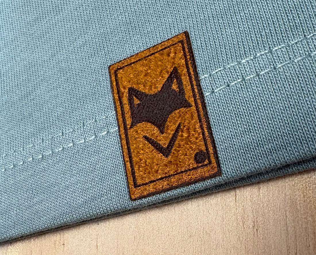 gros plan sur notre écusson suédine qui rappel la vanlife attitude