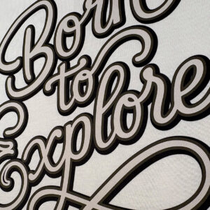 zoom sur notre visuel Born to explore sur nos t-shirt bio