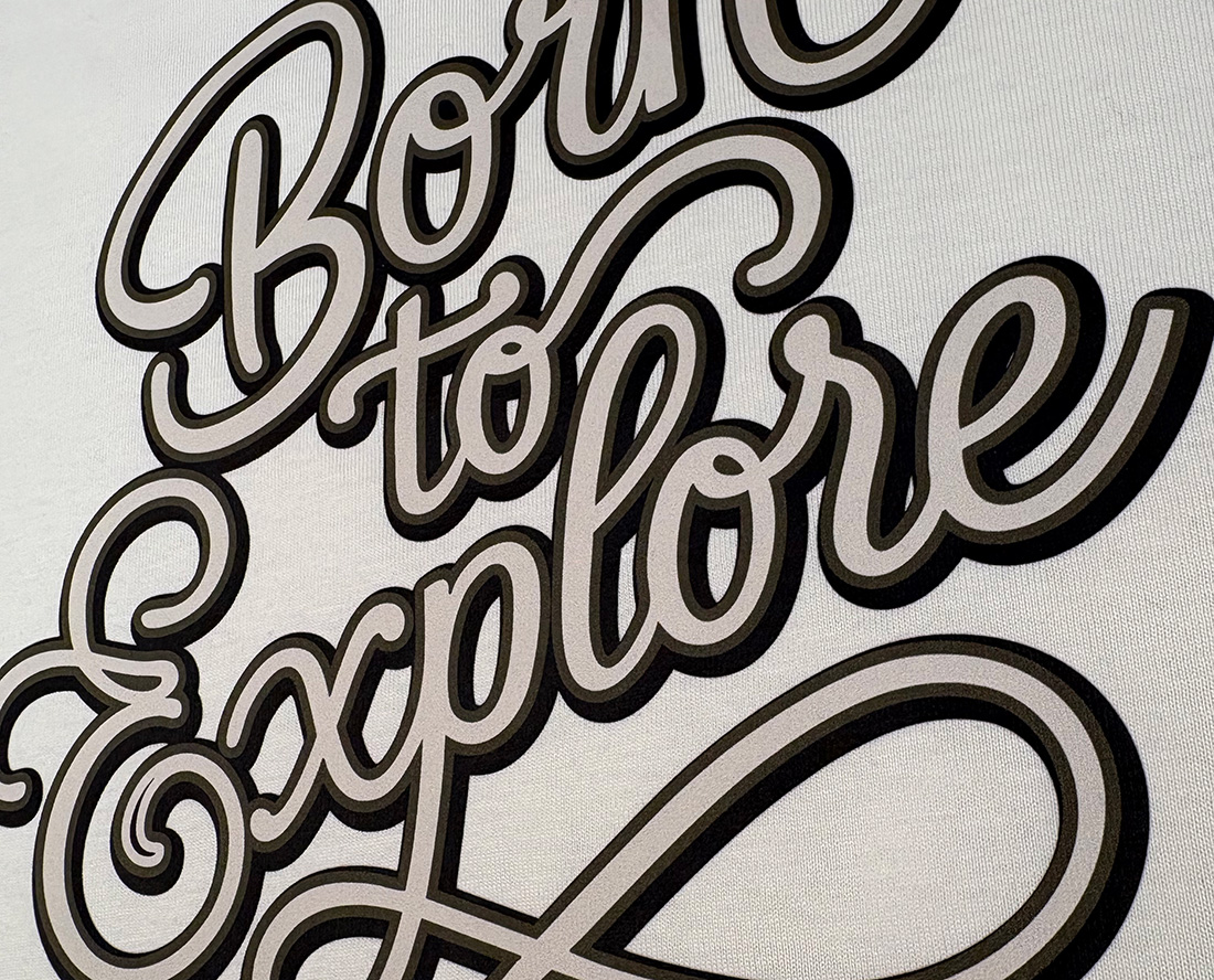 zoom sur notre visuel Born to explore sur nos t-shirt bio